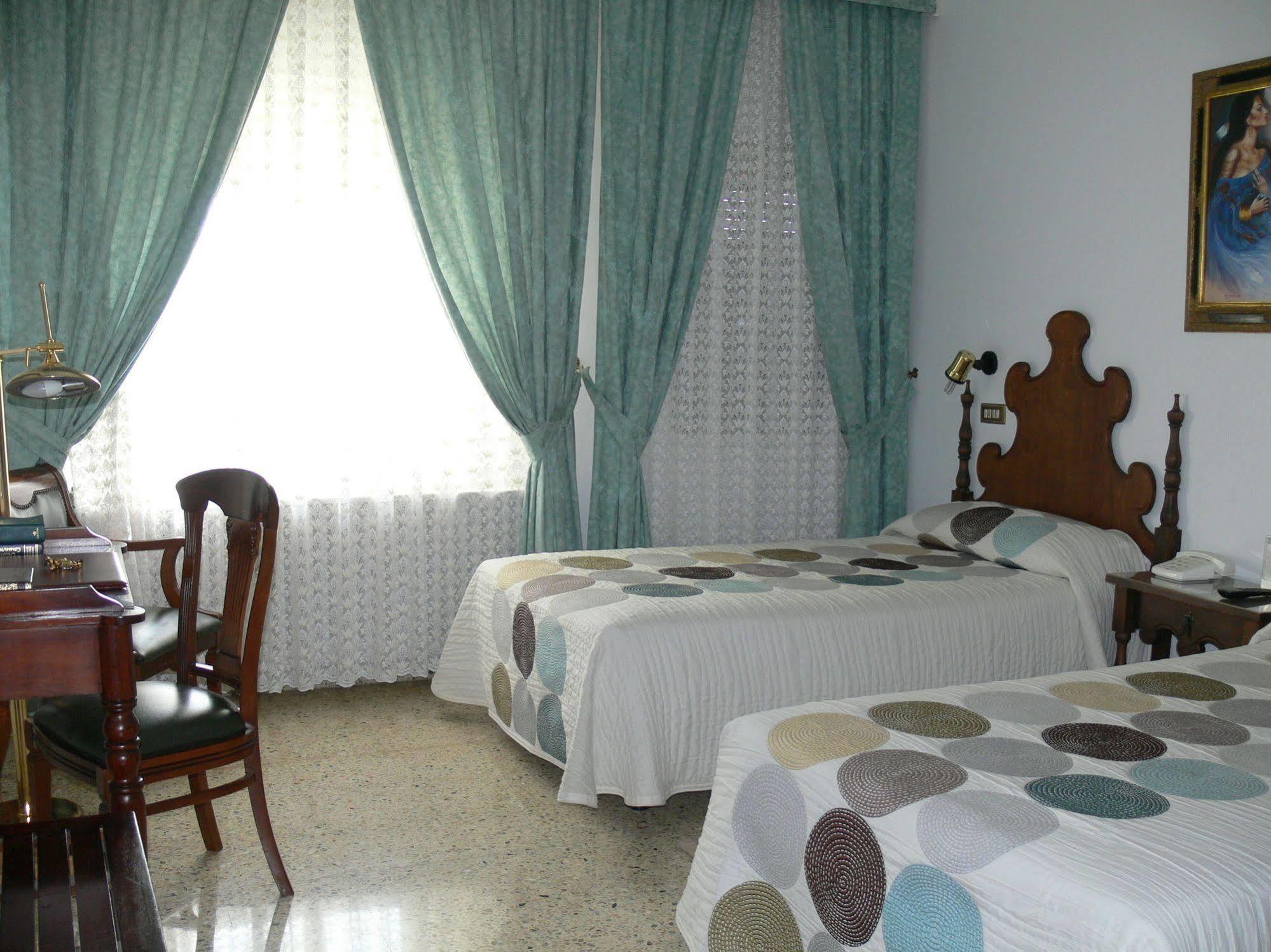 Hotel Nico Medinaceli Buitenkant foto